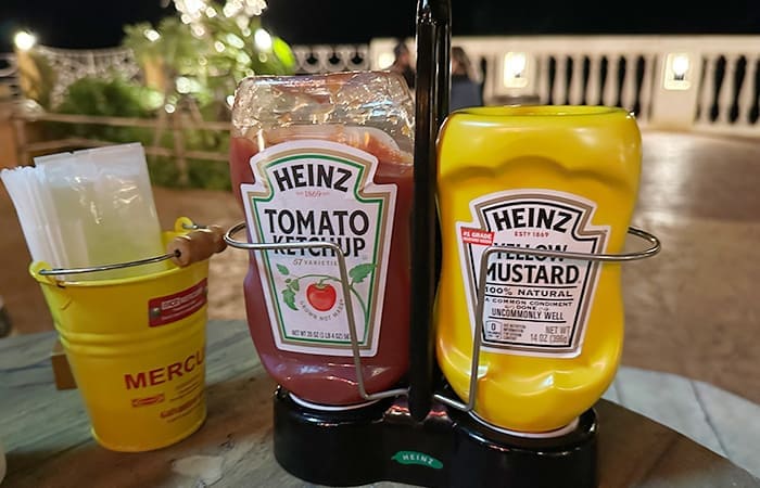 北谷 アメリカンビレッジ シーサイド チャタン バーガー ベース アタビーズ Chatan Burger Base Atabii’s ケチャップ マスタード HEINZ