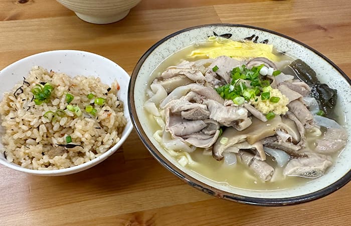 沖縄県 北谷町 浜辺 宮城海岸 沖縄そば 浜屋 中味そば じゅーしぃ