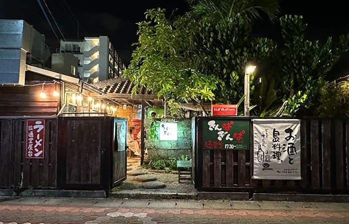 北谷町 沖縄料理 金波銀波 きんぱぎんぱ 外観 夜景