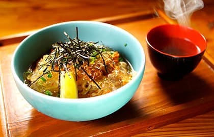 沖縄 那覇市 OKINAWA SOBA EIBUN オキナワ ソバ エイブン 特製冷やしジュレダレぶっかけまぜそば 生麺