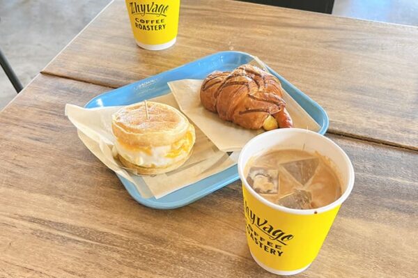 北谷 美浜 アメリカンビレッジ レクー コーヒー ZHYVAGO COFFEE ROASTERY ジバゴ コーヒー ローステリー 週末 朝 パン屋 イングリッシュマフィン ソーセージクロワッサン アイスコーヒー