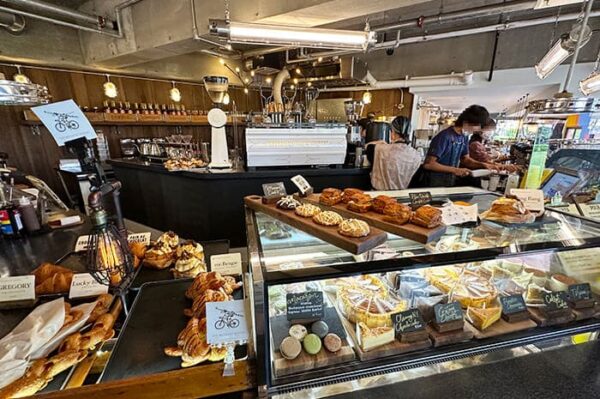 北谷 美浜 アメリカンビレッジ レクー コーヒー ZHYVAGO COFFEE ROASTERY ジバゴ コーヒー ローステリー 店内