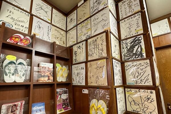 那覇市 ジャッキー ステーキハウス 店内 芸能人 有名人 サイン