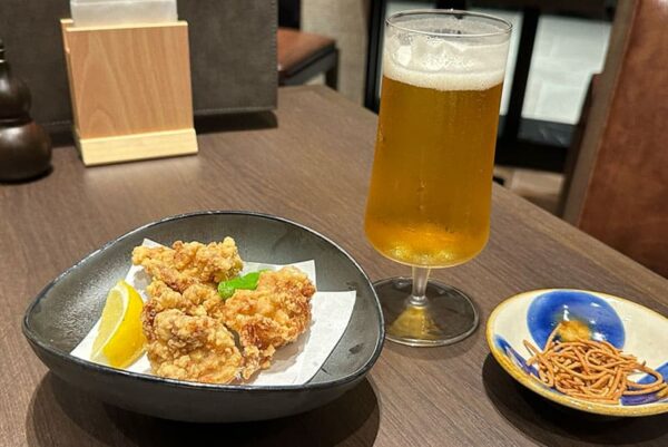 琉球ホテル＆リゾート 名城ビーチ めん処 山楽 店内 山原鶏から揚げ生姜風味 オリオン生ビール