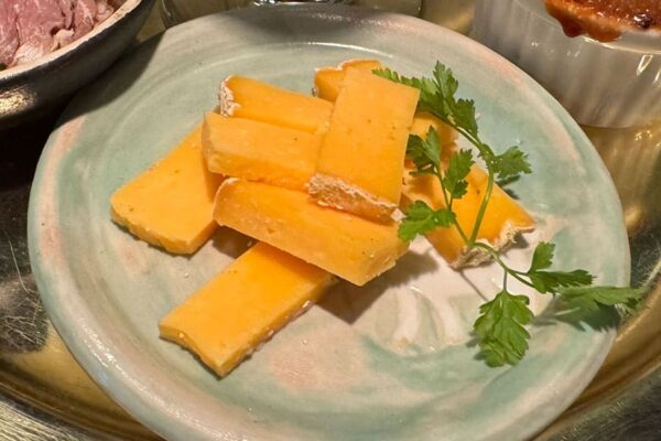 那覇市 安里 ビストロ ルボングー ゴールドプレート前菜盛り合わせ チーズ ジョンさんのチーズ