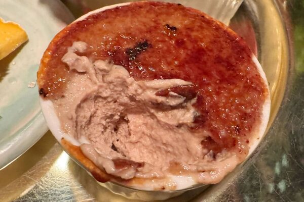 那覇市 安里 ビストロ ルボングー ゴールドプレート前菜盛り合わせ チキンレバームースのキャラメリゼ