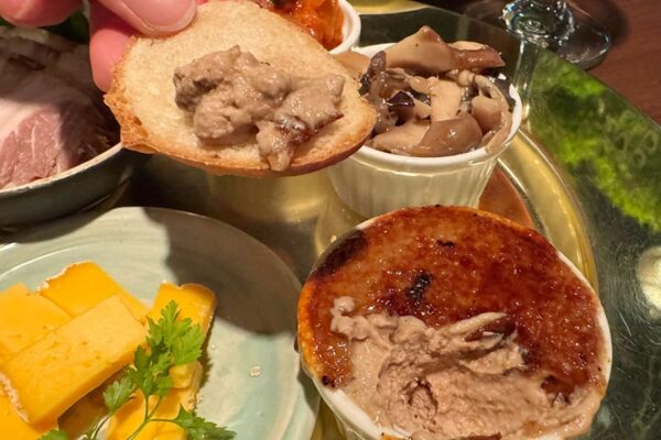 那覇市 安里 ビストロ ルボングー ゴールドプレート前菜盛り合わせ チキンレバームースのキャラメリゼ パン