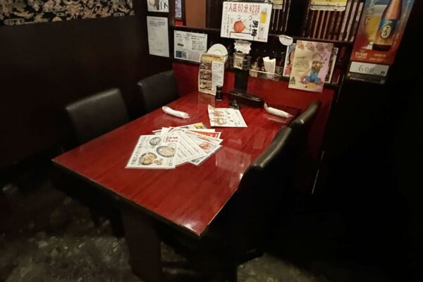 北谷町 砂辺 居酒屋 まぐろダイニング あまわり 店内 雰囲気 テーブル