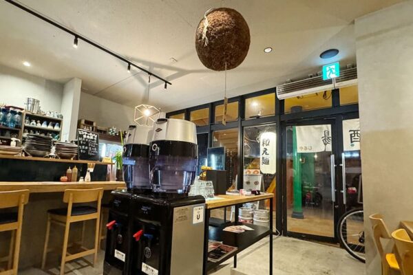 北谷町 美浜 アメリカンビレッジ 日本酒と和え麺のお店 じるや 店内 雰囲気 杉玉