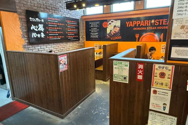 やっぱりステーキ 北谷美浜店 店内 雰囲気 テーブル席