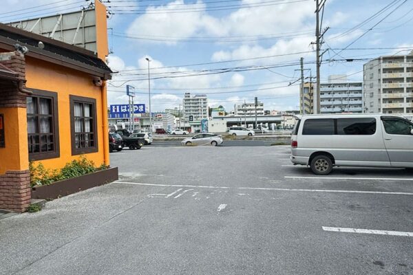 やっぱりステーキ 北谷美浜店 外観 駐車場