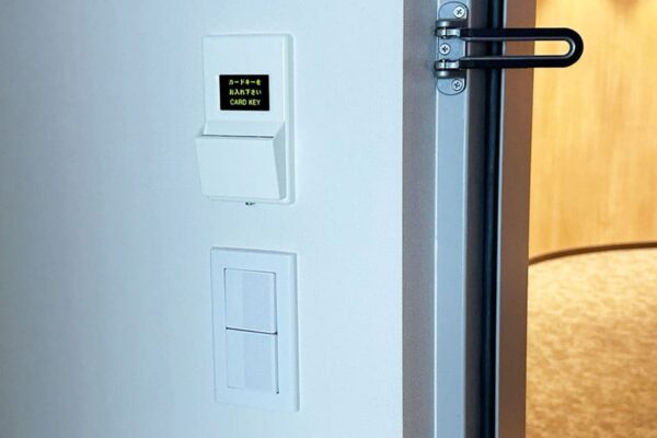 東急ステイ沖縄那覇 客室 レジデンシャルツイン 入口 電気