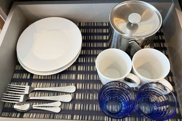 東急ステイ沖縄那覇 客室 レジデンシャルツイン ミニキッチン 食器類