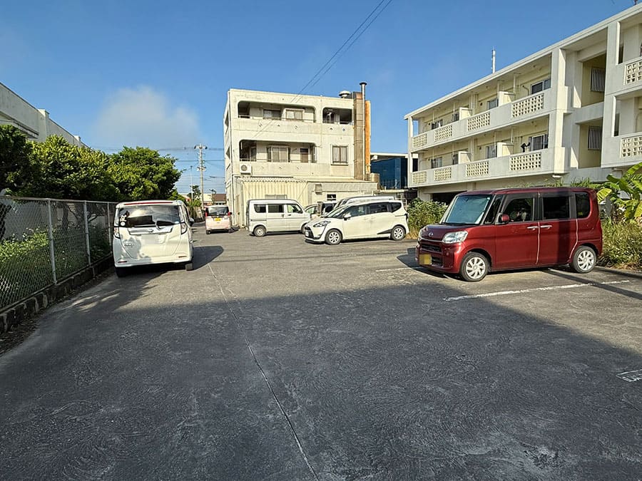 宮古島 久松製麵所 朝そば 釜玉宮古そば 外観 駐車場