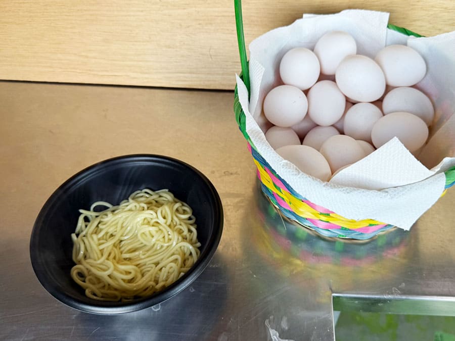 宮古島 久松製麵所 朝そば 釜玉宮古そば 麺と卵