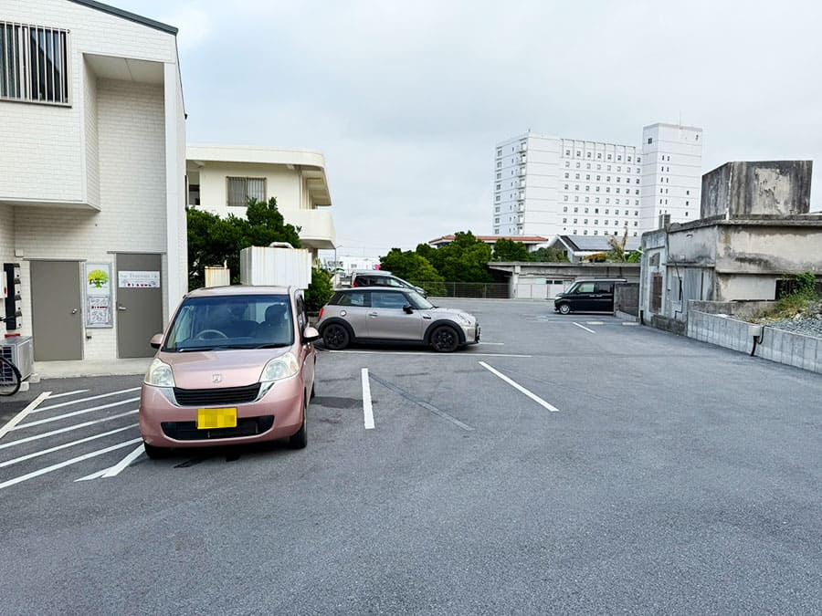 宮古島 朝食 くじら食堂 ポーク玉子おにぎり専門店 外観 駐車場