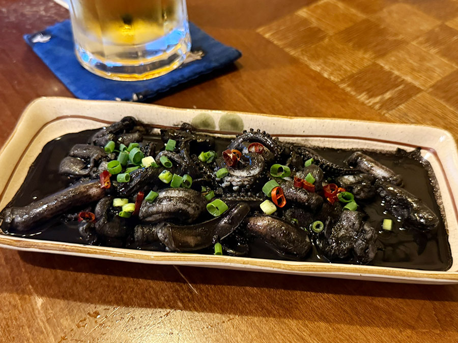 宮古島 居酒屋 郷土料理 島おでん たから イカゲソの墨炒め