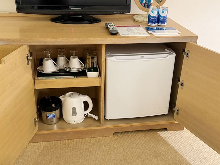 糸満市 サザンビーチホテル&リゾート沖縄 客室 スーペリア・オーシャン 冷蔵庫 コップ 電気ケトル アイスペール