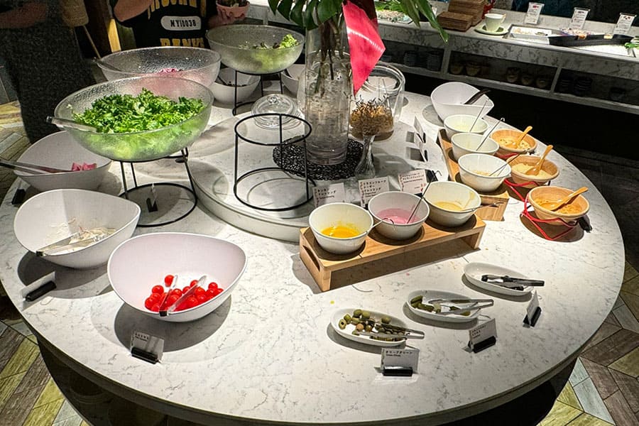 トゥインラインホテル 夕食 ビュッフェ 料理 サラダ