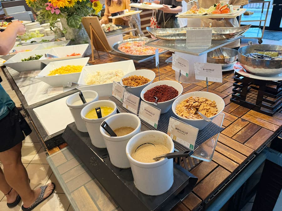糸満市 サザンビーチホテル＆リゾート沖縄 オーシャンビューレストラン レイール 朝食 ビュッフェ サラダ