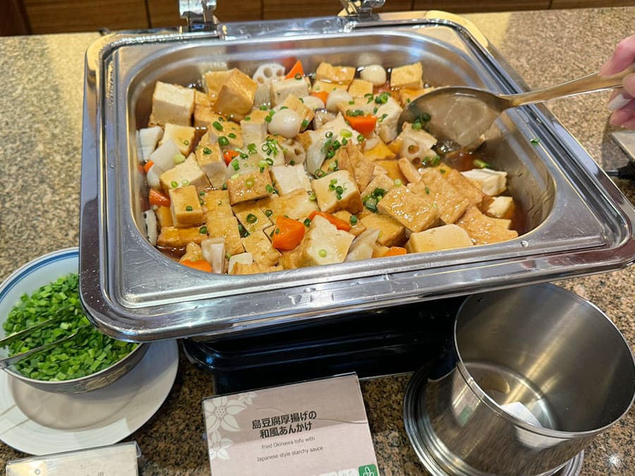 糸満市 サザンビーチホテル＆リゾート沖縄 朝食 ビュッフェ 沖縄料理 島豆腐厚揚げの和風あんかけ