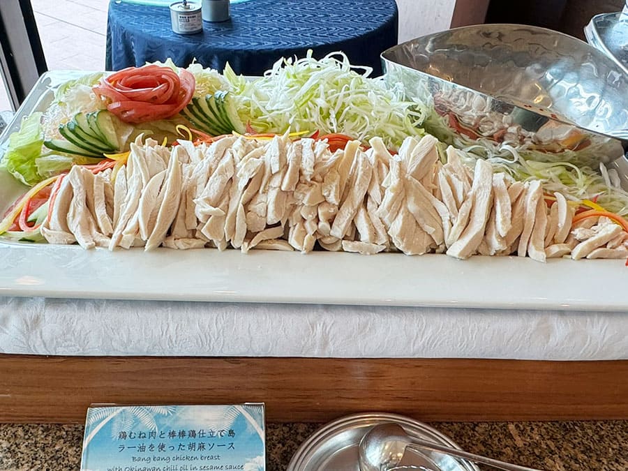 糸満市 サザンビーチホテル＆リゾート沖縄 ランチブッフェ 鶏むね肉と棒棒鶏仕立て 島ラー油を使った胡麻ソース