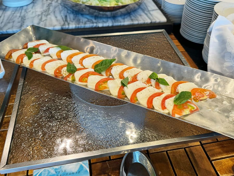 糸満市 サザンビーチホテル＆リゾート沖縄 ランチブッフェ トマトとモッツァレラチーズのサラダ バジルソース