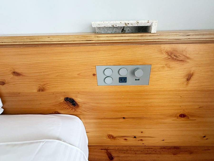 宮古島 ホテル ローカス 客室 プレミアプールルーム ベッド 電源