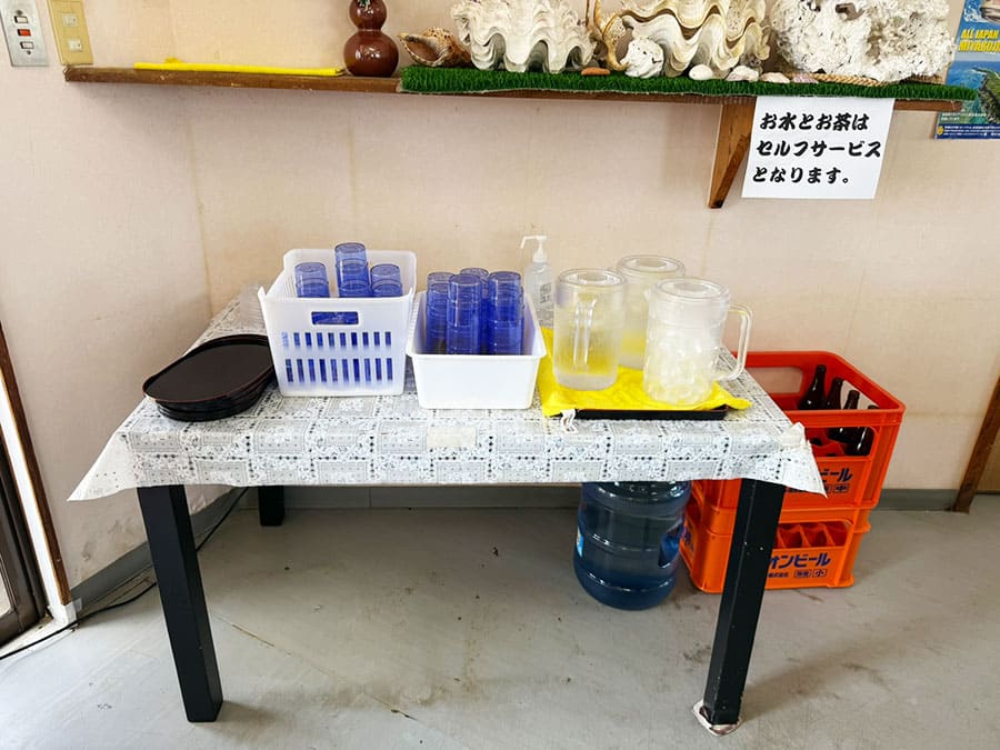 宮古島 すむばり食堂 店内 雰囲気 お水 お茶 セルフサービス