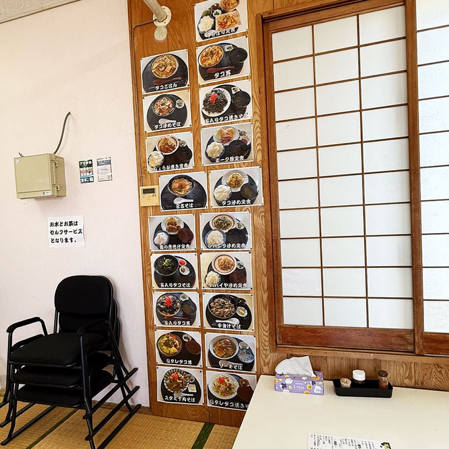 宮古島 すむばり食堂 店内 雰囲気 メニュー パネル