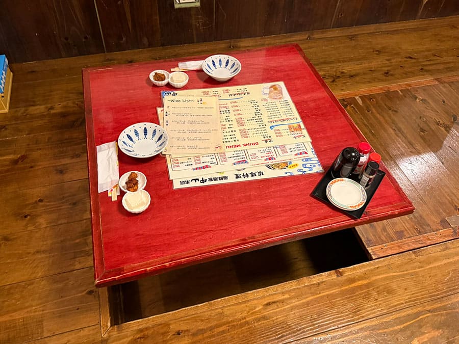 宮古島 居酒屋 海鮮酒家 中山 店内 雰囲気 テーブル席