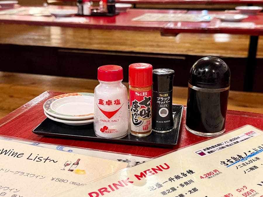 宮古島 居酒屋 海鮮酒家 中山 店内 雰囲気 テーブル席 卓上 調味料