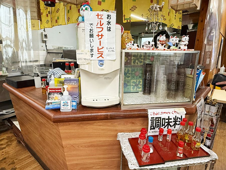 宮古島 沖縄そば 宮古そば じんく屋 水 セルフサービス 調味料
