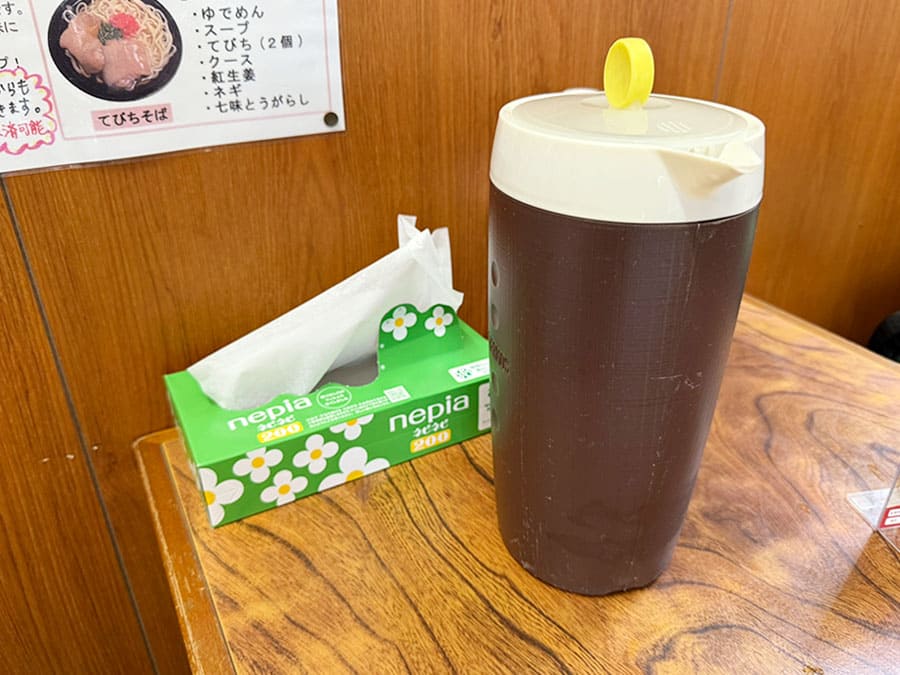 宮古島 沖縄そば 宮古そば じんく屋 テーブル席 卓上 水 トイレットペーパー