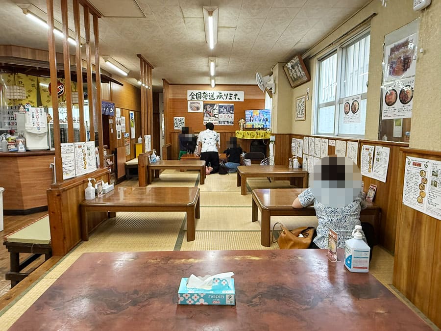 宮古島 沖縄そば 宮古そば じんく屋 店内 雰囲気 テーブル席 座敷
