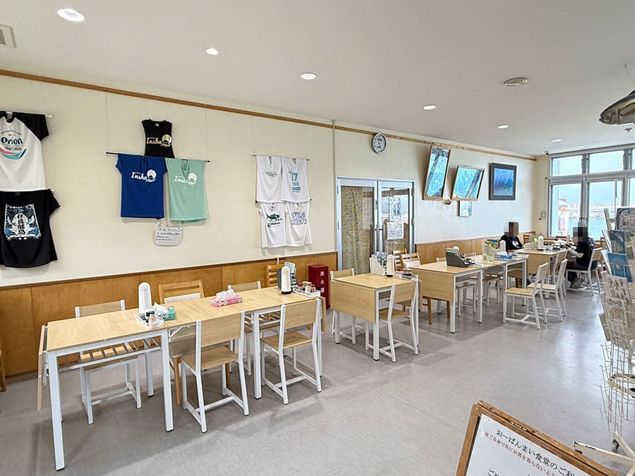 宮古諸島 伊良部島 佐良浜漁港 おーばんまい食堂 店内 雰囲気 テーブル席