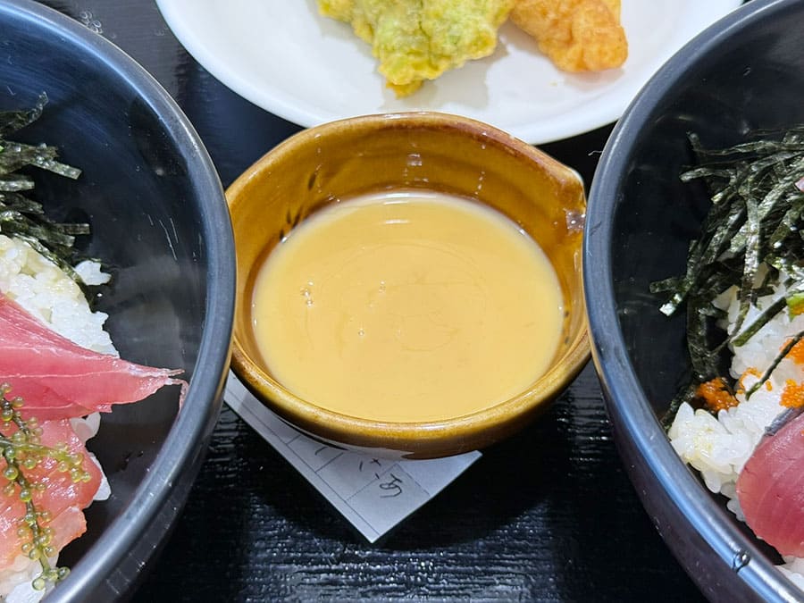 宮古諸島 伊良部島 佐良浜漁港 おーばんまい食堂 スタミナ海鮮丼 黄色のタレ にんにくマヨネーズ
