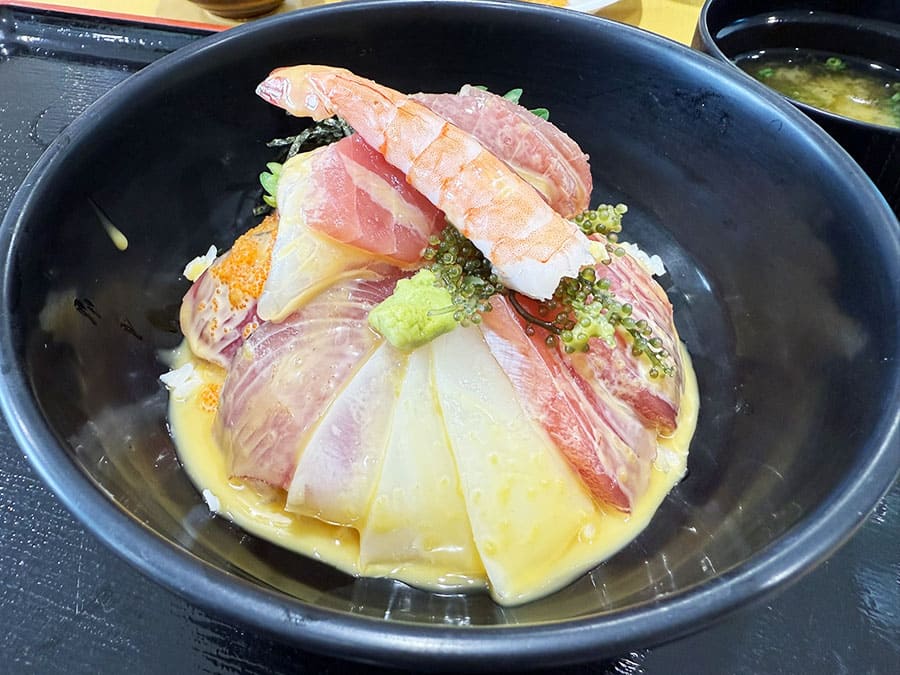 宮古諸島 伊良部島 佐良浜漁港 おーばんまい食堂 スタミナ海鮮丼 黄色のタレ にんにくマヨネーズかけ