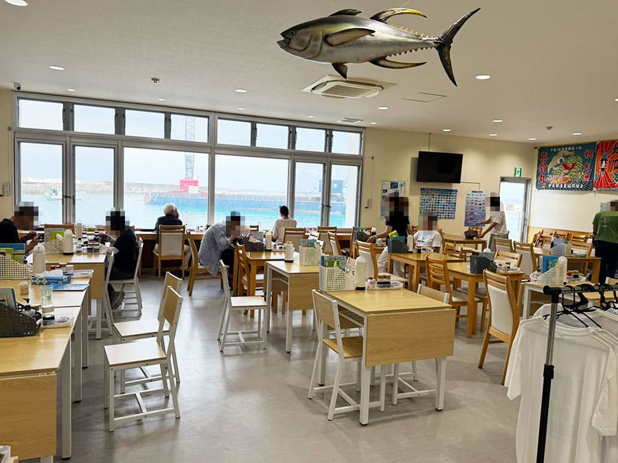宮古諸島 伊良部島 佐良浜漁港 おーばんまい食堂 店内 雰囲気 テーブル席