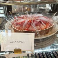 宮古島 宮古冷麺 パイナガマビーチクラブ 店内 雰囲気 スイーツ ケーキ いちごのタルト