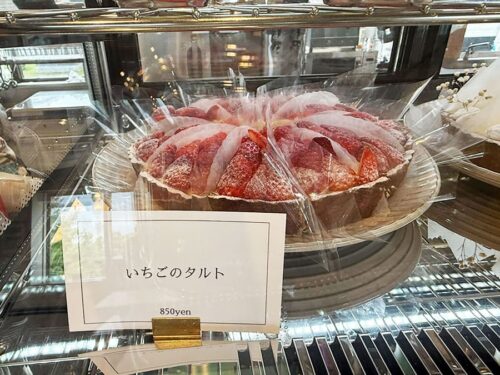 宮古島 宮古冷麺 パイナガマビーチクラブ 店内 雰囲気 スイーツ ケーキ いちごのタルト