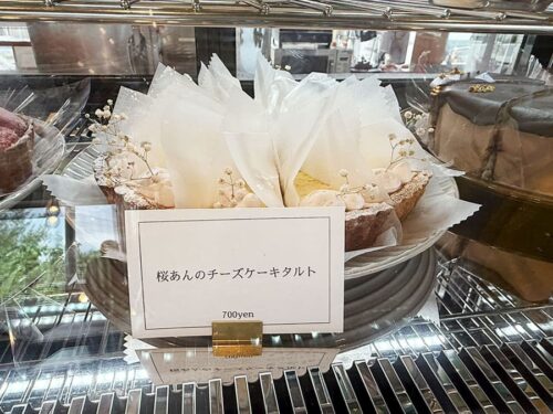 宮古島 宮古冷麺 パイナガマビーチクラブ 店内 雰囲気 スイーツ ケーキ 桜あんのチーズケーキタルト