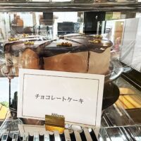宮古島 宮古冷麺 パイナガマビーチクラブ 店内 雰囲気 スイーツ ケーキ チョコレートケーキ