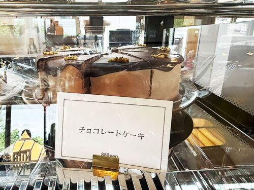 宮古島 宮古冷麺 パイナガマビーチクラブ 店内 雰囲気 スイーツ ケーキ チョコレートケーキ