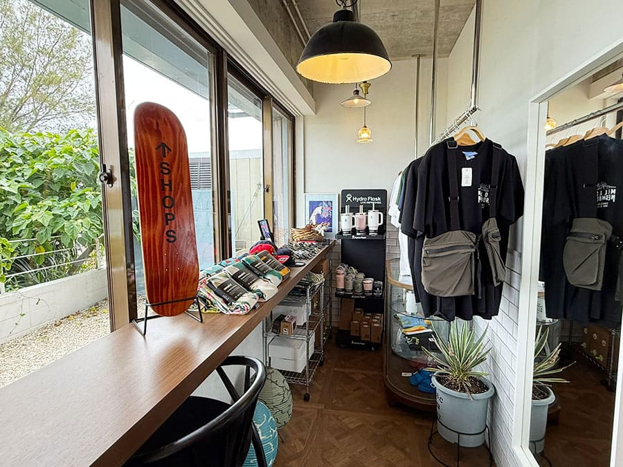 宮古島 宮古冷麺 店内 雰囲気 パイナガマビーチクラブ ショップ グッズ