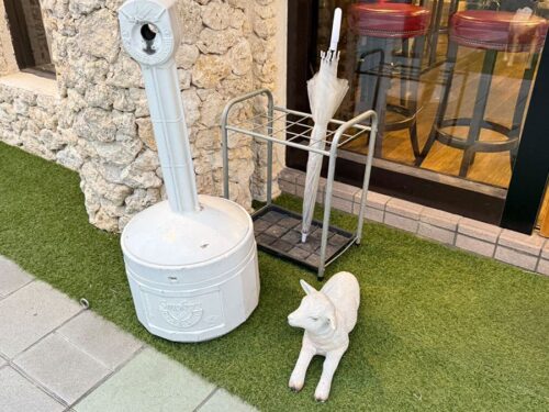 宮古島 平良 居酒屋めーめー ヤギ料理 外観 ヤギ 置き物