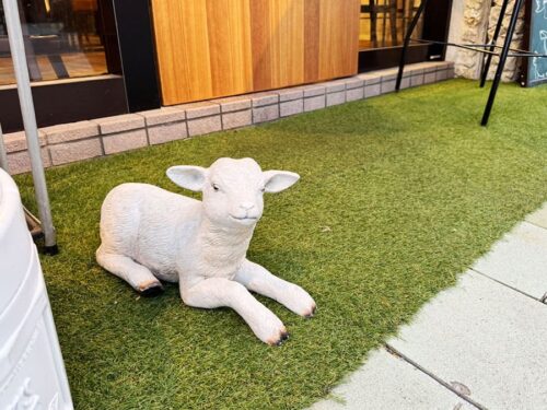 宮古島 平良 居酒屋めーめー ヤギ料理 外観 ヤギ 置き物