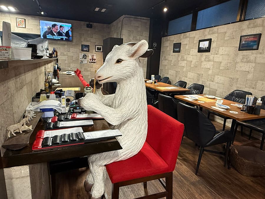 宮古島 平良 居酒屋めーめー ヤギ料理 店内 雰囲気 ヤギ 置き物