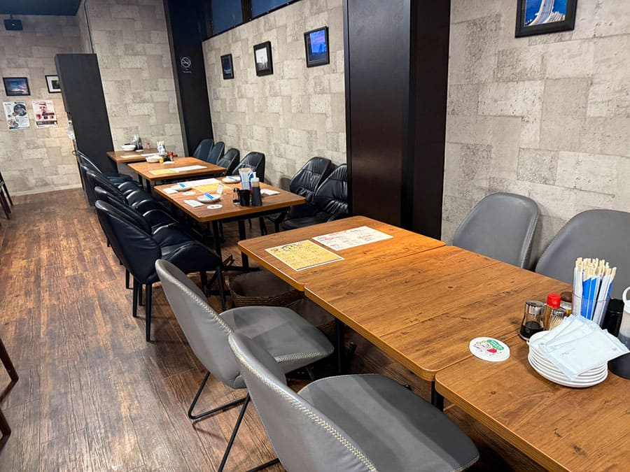 宮古島 平良 居酒屋めーめー ヤギ料理 店内 雰囲気 テーブル席