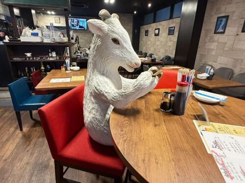 宮古島 平良 居酒屋めーめー ヤギ料理 店内 雰囲気 ヤギ 置き物